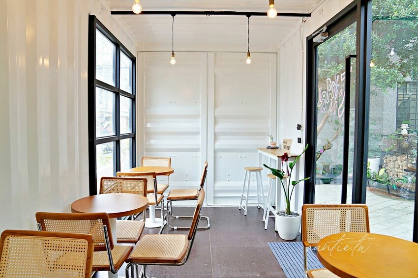 【新竹】竹北｜Tonari Cafe 隔壁咖啡，自然系貨櫃咖啡廳，寵物友善咖啡廳