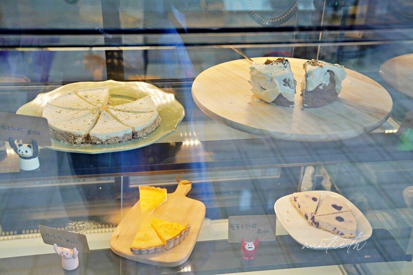 【新竹】竹北｜Tonari Cafe 隔壁咖啡，自然系貨櫃咖啡廳，寵物友善咖啡廳