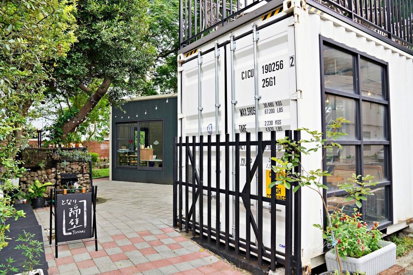 【新竹】竹北｜Tonari Cafe 隔壁咖啡，自然系貨櫃咖啡廳，寵物友善咖啡廳