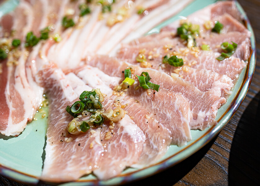 隱藏於在地生活圈內的精緻單點燒肉店,日式職人精神般手工精修去筋去油留下美味,精緻有用心的日式燒肉小店推薦