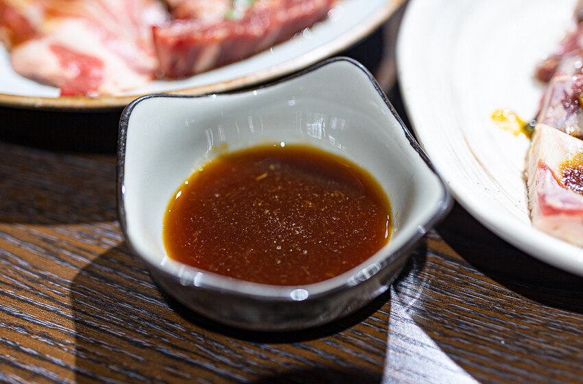 隱藏於在地生活圈內的精緻單點燒肉店,日式職人精神般手工精修去筋去油留下美味,精緻有用心的日式燒肉小店推薦