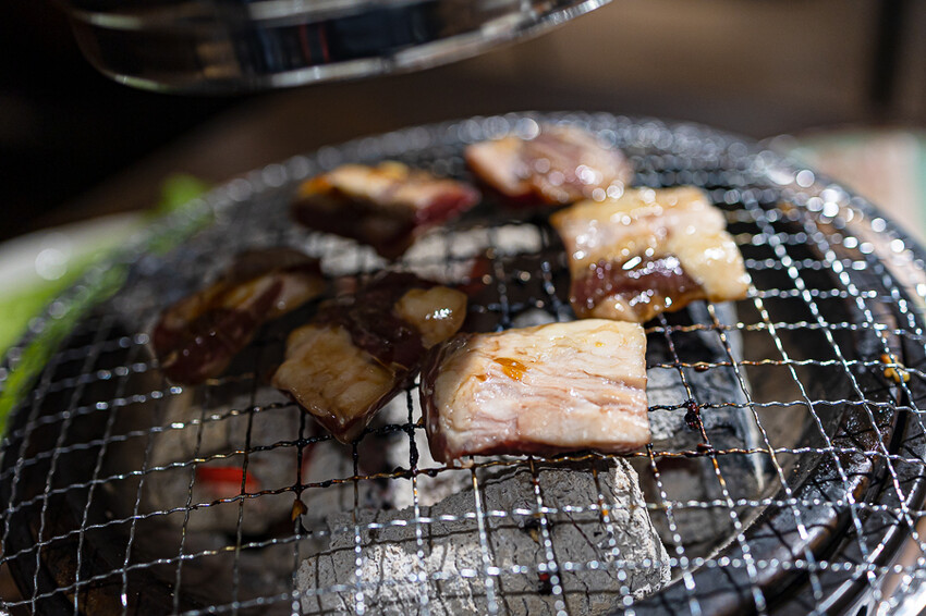 隱藏於在地生活圈內的精緻單點燒肉店,日式職人精神般手工精修去筋去油留下美味,精緻有用心的日式燒肉小店推薦