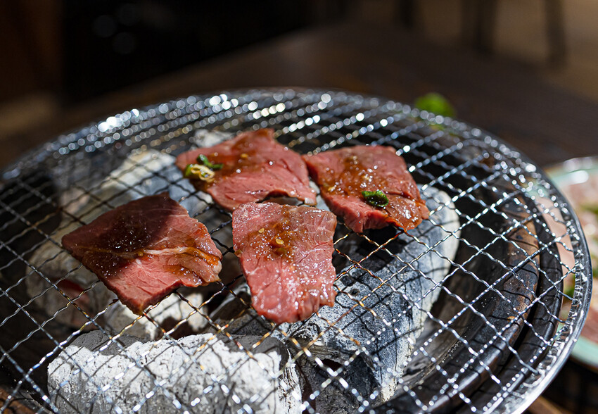 隱藏於在地生活圈內的精緻單點燒肉店,日式職人精神般手工精修去筋去油留下美味,精緻有用心的日式燒肉小店推薦
