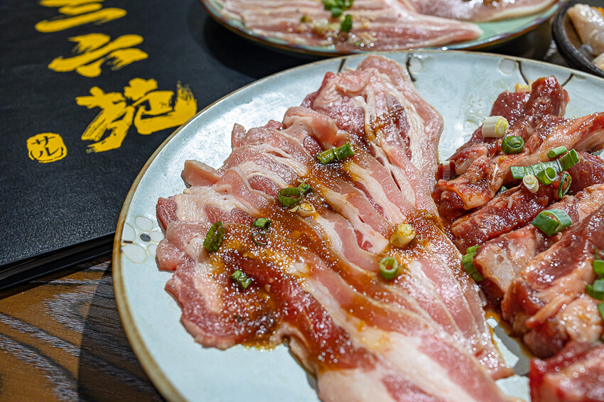 隱藏於在地生活圈內的精緻單點燒肉店,日式職人精神般手工精修去筋去油留下美味,精緻有用心的日式燒肉小店推薦