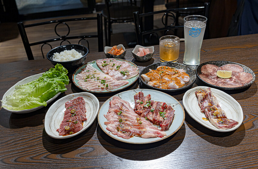 隱藏於在地生活圈內的精緻單點燒肉店,日式職人精神般手工精修去筋去油留下美味,精緻有用心的日式燒肉小店推薦