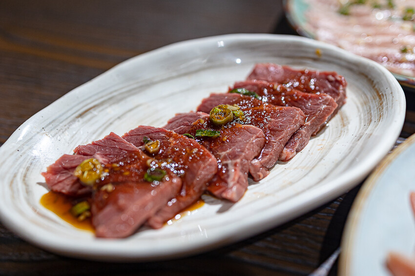 隱藏於在地生活圈內的精緻單點燒肉店,日式職人精神般手工精修去筋去油留下美味,精緻有用心的日式燒肉小店推薦