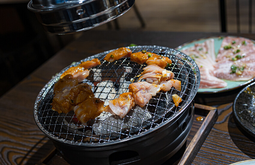 隱藏於在地生活圈內的精緻單點燒肉店,日式職人精神般手工精修去筋去油留下美味,精緻有用心的日式燒肉小店推薦