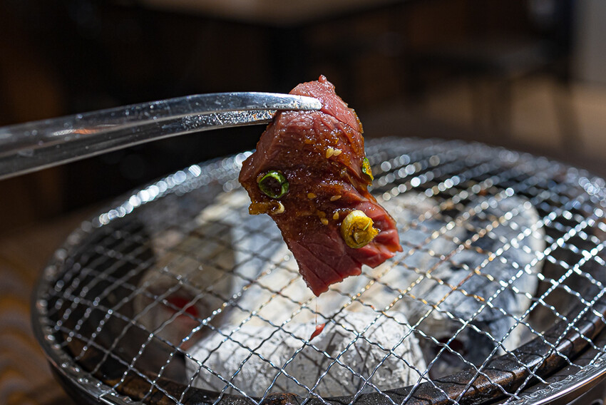 隱藏於在地生活圈內的精緻單點燒肉店,日式職人精神般手工精修去筋去油留下美味,精緻有用心的日式燒肉小店推薦