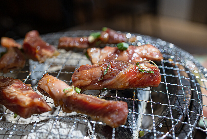 隱藏於在地生活圈內的精緻單點燒肉店,日式職人精神般手工精修去筋去油留下美味,精緻有用心的日式燒肉小店推薦
