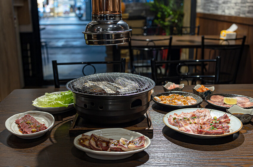 隱藏於在地生活圈內的精緻單點燒肉店,日式職人精神般手工精修去筋去油留下美味,精緻有用心的日式燒肉小店推薦