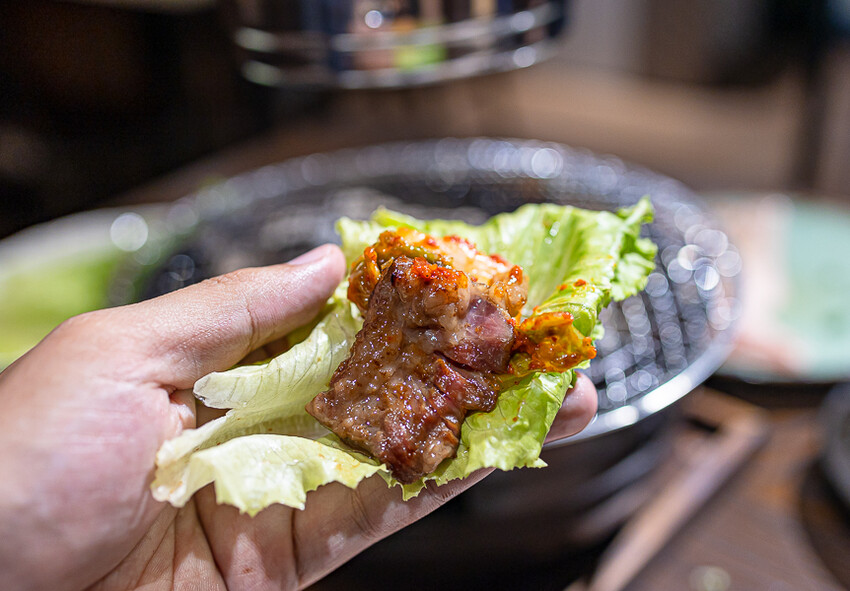 隱藏於在地生活圈內的精緻單點燒肉店,日式職人精神般手工精修去筋去油留下美味,精緻有用心的日式燒肉小店推薦