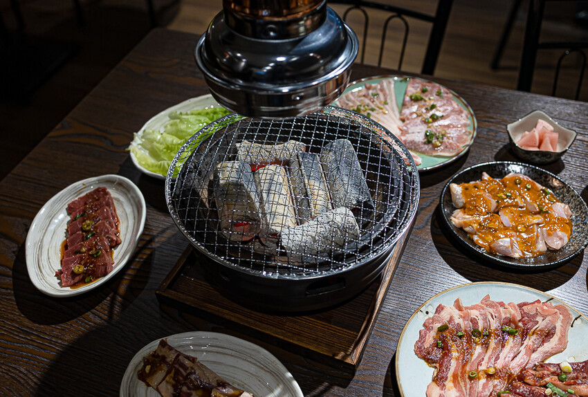 隱藏於在地生活圈內的精緻單點燒肉店,日式職人精神般手工精修去筋去油留下美味,精緻有用心的日式燒肉小店推薦