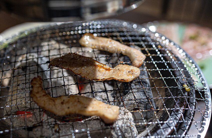 隱藏於在地生活圈內的精緻單點燒肉店,日式職人精神般手工精修去筋去油留下美味,精緻有用心的日式燒肉小店推薦