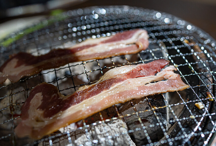 隱藏於在地生活圈內的精緻單點燒肉店,日式職人精神般手工精修去筋去油留下美味,精緻有用心的日式燒肉小店推薦