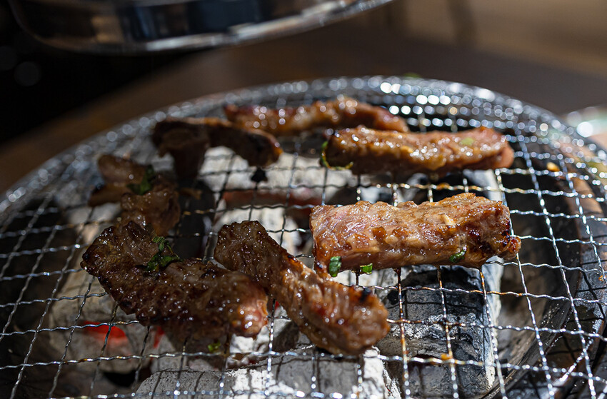 隱藏於在地生活圈內的精緻單點燒肉店,日式職人精神般手工精修去筋去油留下美味,精緻有用心的日式燒肉小店推薦