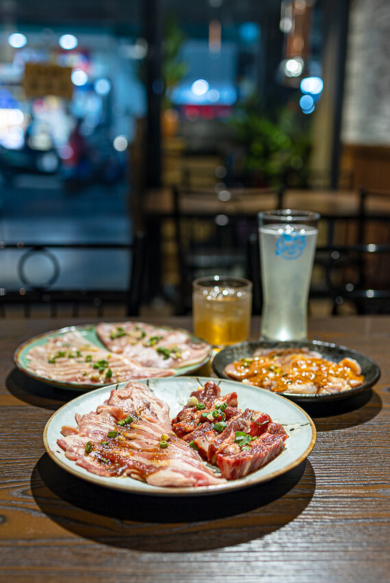 隱藏於在地生活圈內的精緻單點燒肉店,日式職人精神般手工精修去筋去油留下美味,精緻有用心的日式燒肉小店推薦