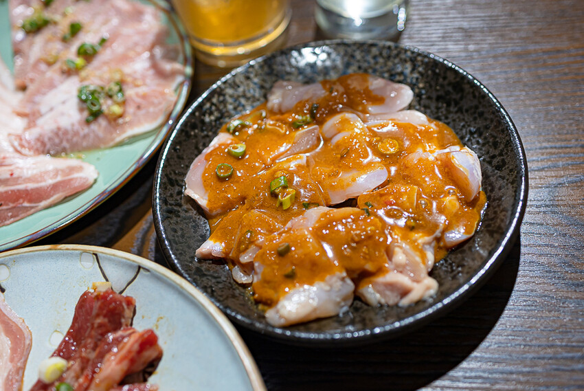 隱藏於在地生活圈內的精緻單點燒肉店,日式職人精神般手工精修去筋去油留下美味,精緻有用心的日式燒肉小店推薦