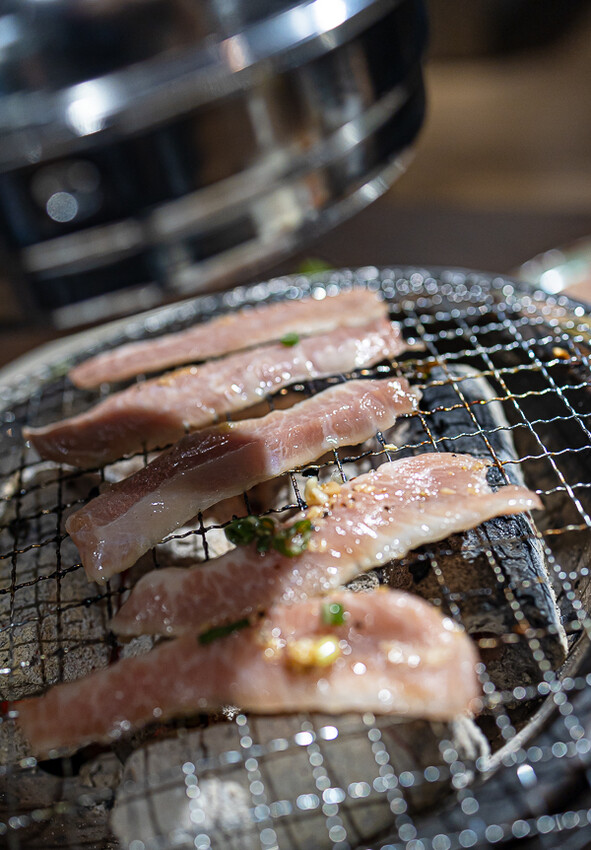 隱藏於在地生活圈內的精緻單點燒肉店,日式職人精神般手工精修去筋去油留下美味,精緻有用心的日式燒肉小店推薦