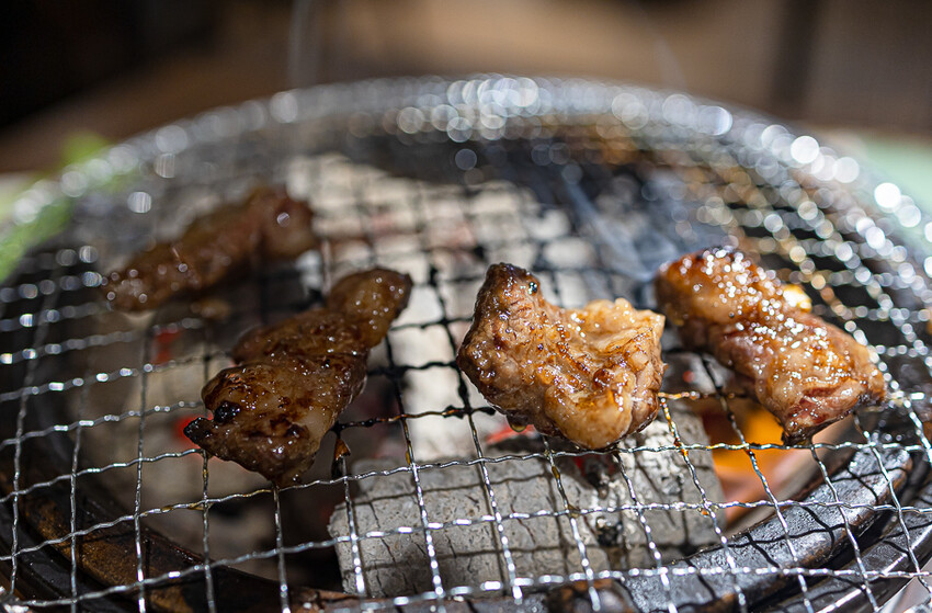 隱藏於在地生活圈內的精緻單點燒肉店,日式職人精神般手工精修去筋去油留下美味,精緻有用心的日式燒肉小店推薦
