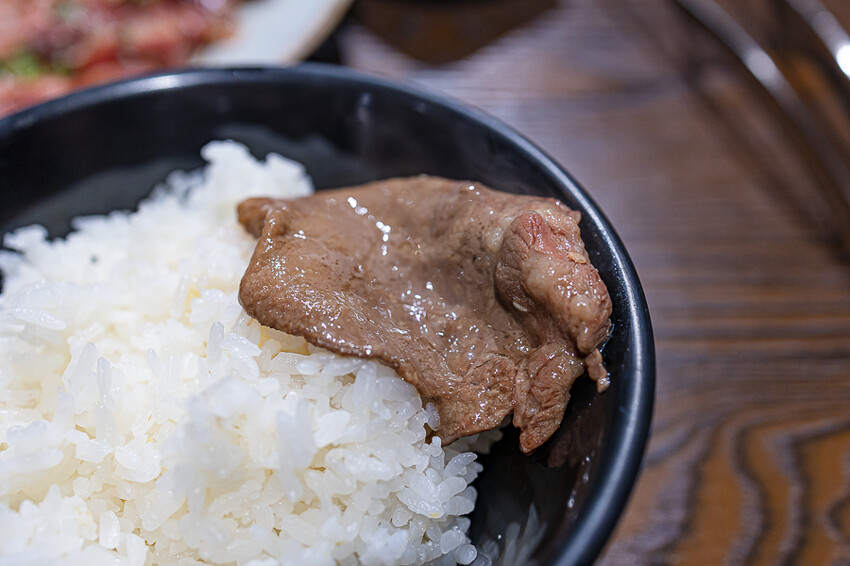 隱藏於在地生活圈內的精緻單點燒肉店,日式職人精神般手工精修去筋去油留下美味,精緻有用心的日式燒肉小店推薦