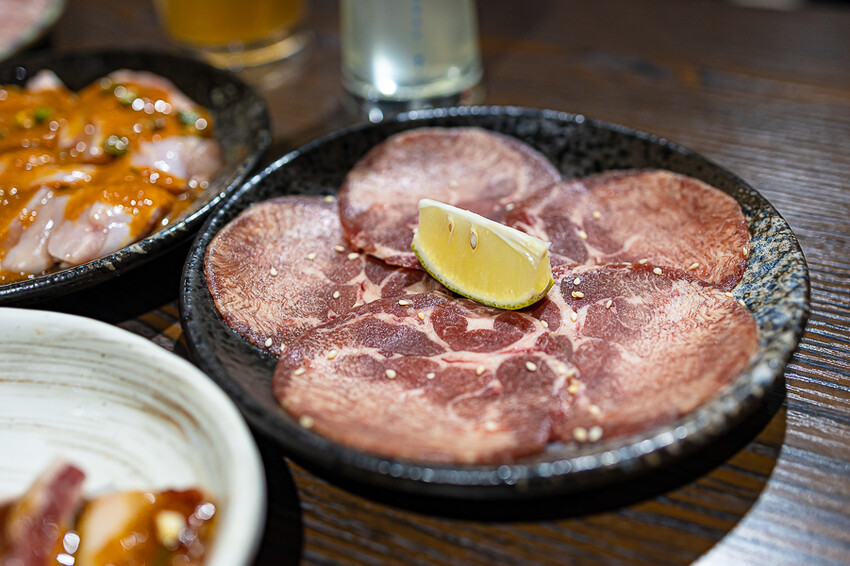 隱藏於在地生活圈內的精緻單點燒肉店,日式職人精神般手工精修去筋去油留下美味,精緻有用心的日式燒肉小店推薦