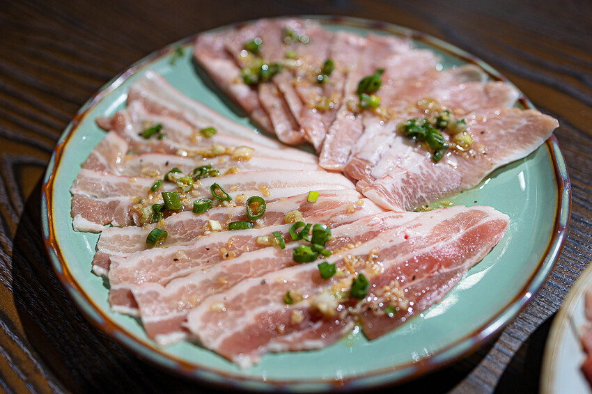 隱藏於在地生活圈內的精緻單點燒肉店,日式職人精神般手工精修去筋去油留下美味,精緻有用心的日式燒肉小店推薦