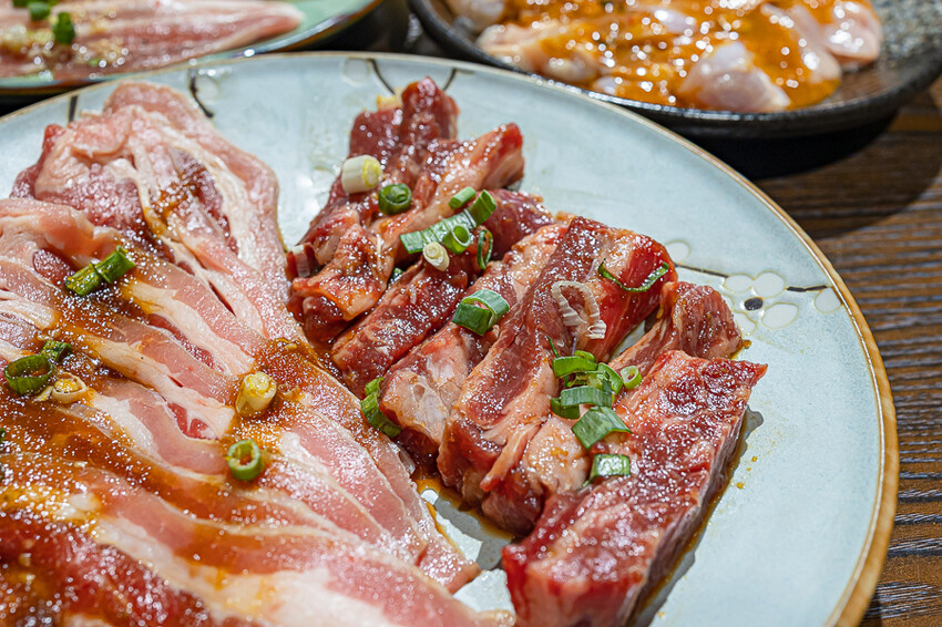 隱藏於在地生活圈內的精緻單點燒肉店,日式職人精神般手工精修去筋去油留下美味,精緻有用心的日式燒肉小店推薦