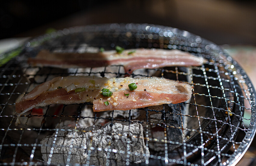 隱藏於在地生活圈內的精緻單點燒肉店,日式職人精神般手工精修去筋去油留下美味,精緻有用心的日式燒肉小店推薦