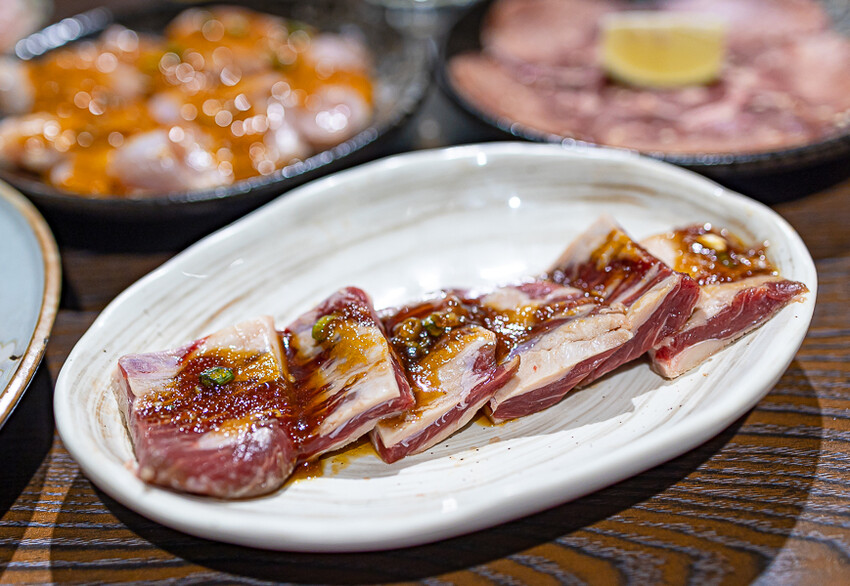 隱藏於在地生活圈內的精緻單點燒肉店,日式職人精神般手工精修去筋去油留下美味,精緻有用心的日式燒肉小店推薦