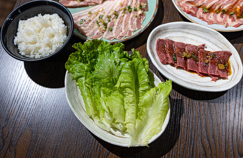 隱藏於在地生活圈內的精緻單點燒肉店,日式職人精神般手工精修去筋去油留下美味,精緻有用心的日式燒肉小店推薦