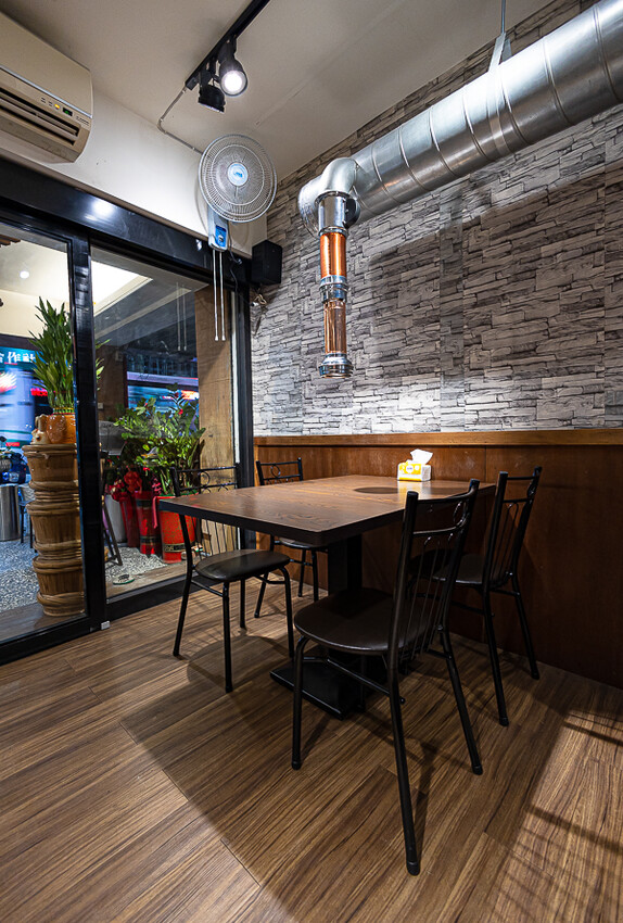 隱藏於在地生活圈內的精緻單點燒肉店,日式職人精神般手工精修去筋去油留下美味,精緻有用心的日式燒肉小店推薦