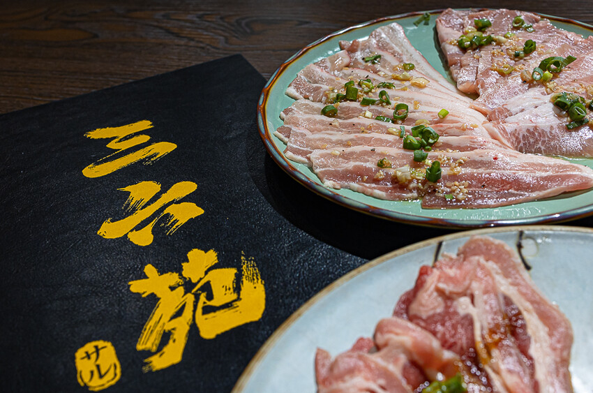 隱藏於在地生活圈內的精緻單點燒肉店,日式職人精神般手工精修去筋去油留下美味,精緻有用心的日式燒肉小店推薦