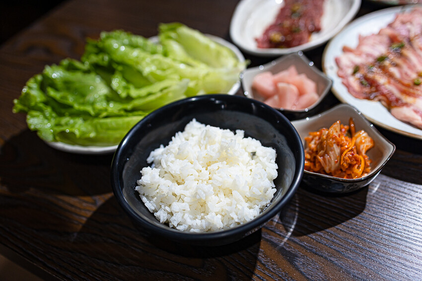 隱藏於在地生活圈內的精緻單點燒肉店,日式職人精神般手工精修去筋去油留下美味,精緻有用心的日式燒肉小店推薦