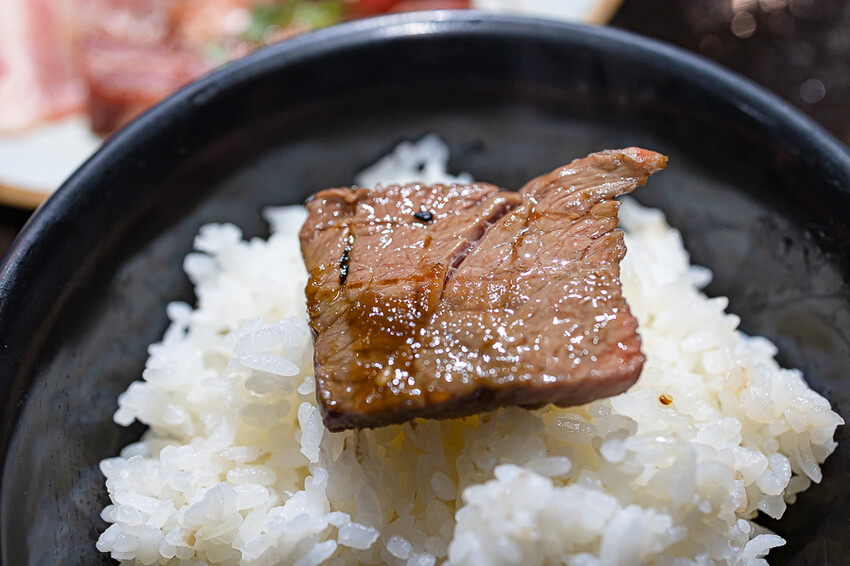 隱藏於在地生活圈內的精緻單點燒肉店,日式職人精神般手工精修去筋去油留下美味,精緻有用心的日式燒肉小店推薦