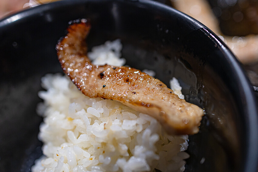 隱藏於在地生活圈內的精緻單點燒肉店,日式職人精神般手工精修去筋去油留下美味,精緻有用心的日式燒肉小店推薦