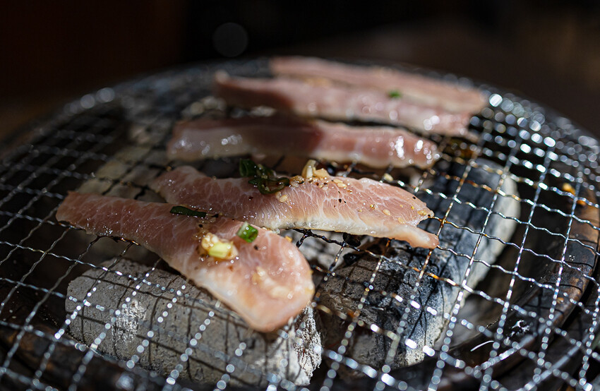 隱藏於在地生活圈內的精緻單點燒肉店,日式職人精神般手工精修去筋去油留下美味,精緻有用心的日式燒肉小店推薦