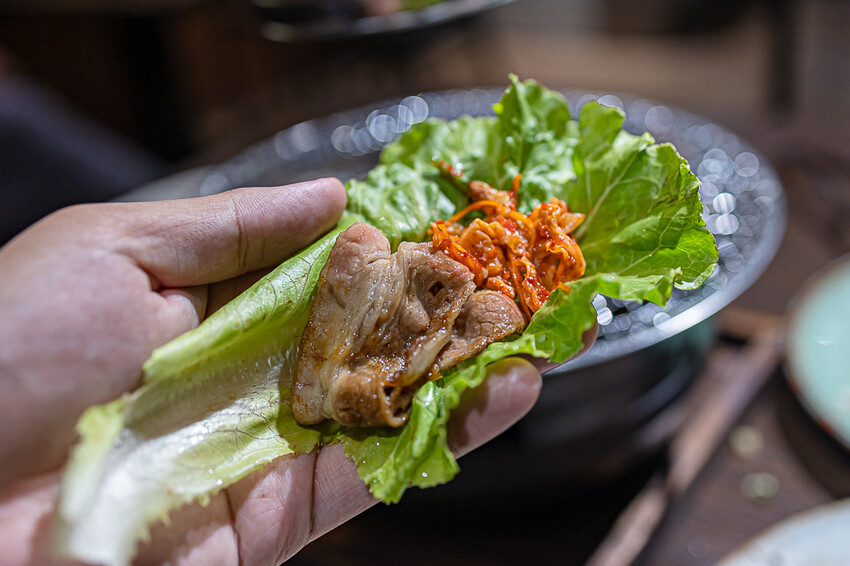 隱藏於在地生活圈內的精緻單點燒肉店,日式職人精神般手工精修去筋去油留下美味,精緻有用心的日式燒肉小店推薦