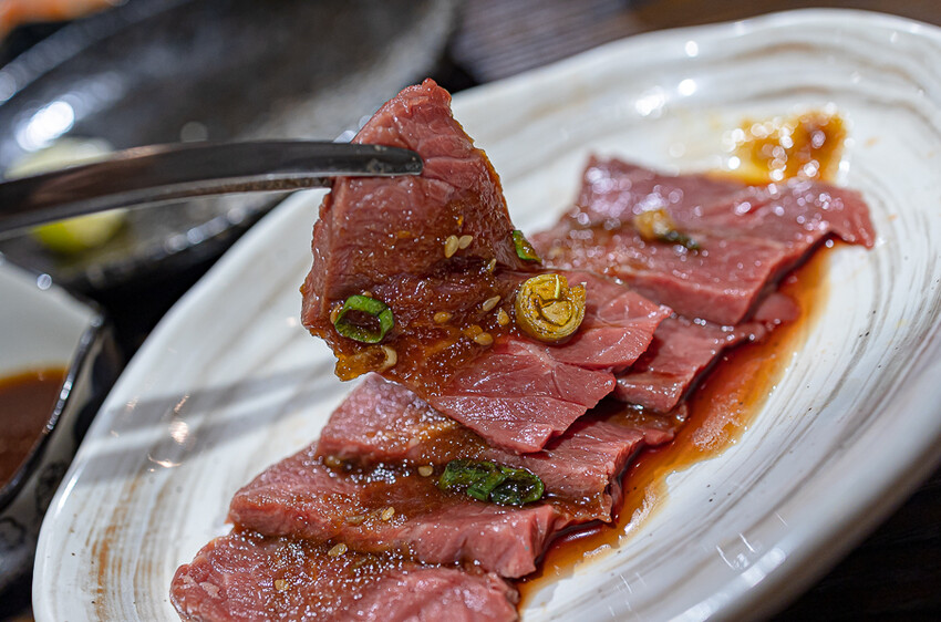 隱藏於在地生活圈內的精緻單點燒肉店,日式職人精神般手工精修去筋去油留下美味,精緻有用心的日式燒肉小店推薦