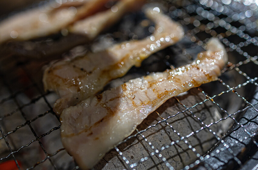 隱藏於在地生活圈內的精緻單點燒肉店,日式職人精神般手工精修去筋去油留下美味,精緻有用心的日式燒肉小店推薦