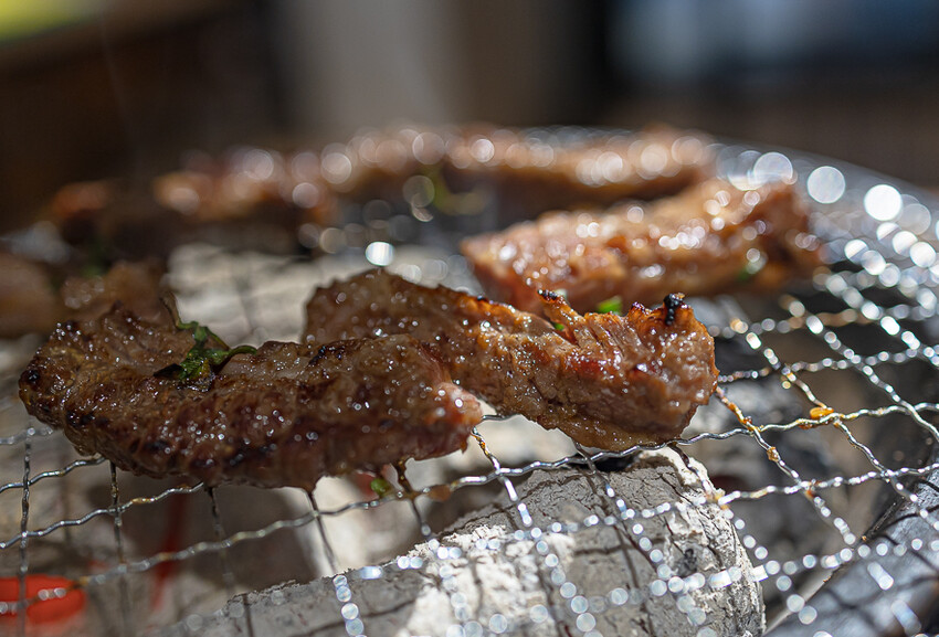 隱藏於在地生活圈內的精緻單點燒肉店,日式職人精神般手工精修去筋去油留下美味,精緻有用心的日式燒肉小店推薦
