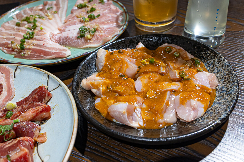 隱藏於在地生活圈內的精緻單點燒肉店,日式職人精神般手工精修去筋去油留下美味,精緻有用心的日式燒肉小店推薦