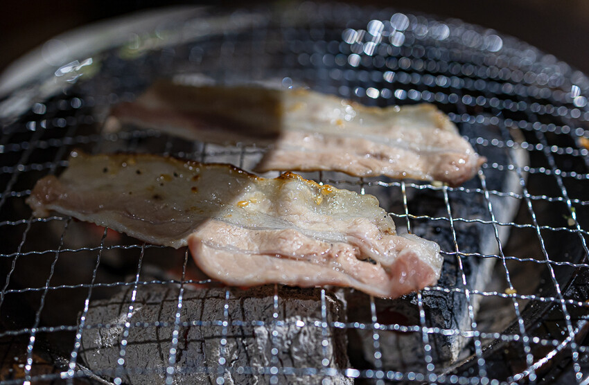 隱藏於在地生活圈內的精緻單點燒肉店,日式職人精神般手工精修去筋去油留下美味,精緻有用心的日式燒肉小店推薦