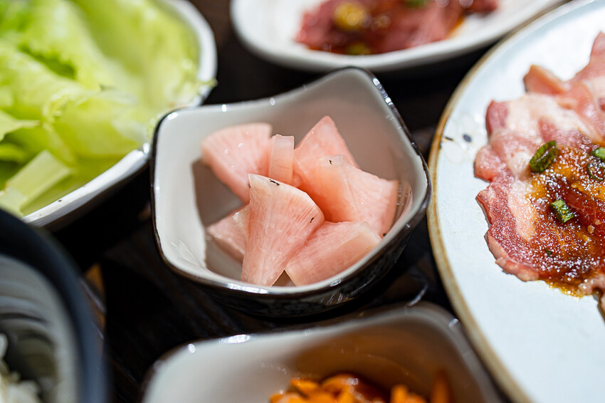 隱藏於在地生活圈內的精緻單點燒肉店,日式職人精神般手工精修去筋去油留下美味,精緻有用心的日式燒肉小店推薦