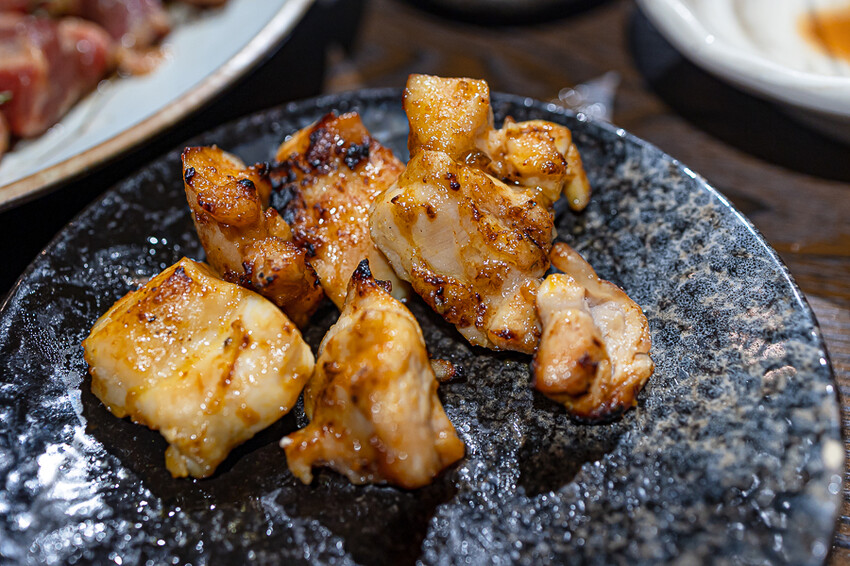 隱藏於在地生活圈內的精緻單點燒肉店,日式職人精神般手工精修去筋去油留下美味,精緻有用心的日式燒肉小店推薦