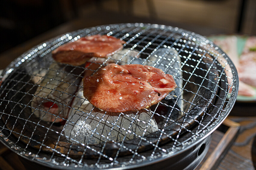 隱藏於在地生活圈內的精緻單點燒肉店,日式職人精神般手工精修去筋去油留下美味,精緻有用心的日式燒肉小店推薦