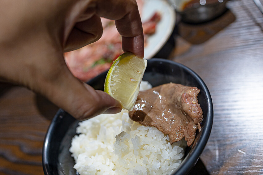 隱藏於在地生活圈內的精緻單點燒肉店,日式職人精神般手工精修去筋去油留下美味,精緻有用心的日式燒肉小店推薦