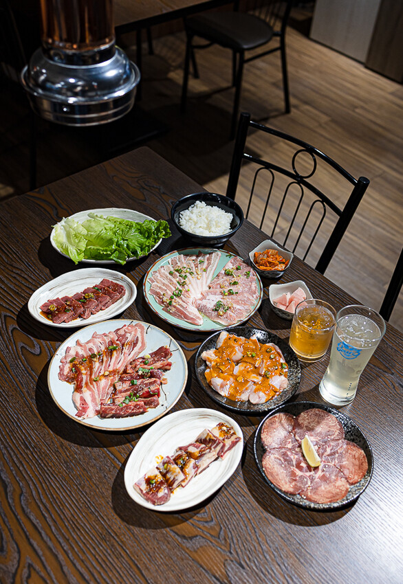 隱藏於在地生活圈內的精緻單點燒肉店,日式職人精神般手工精修去筋去油留下美味,精緻有用心的日式燒肉小店推薦