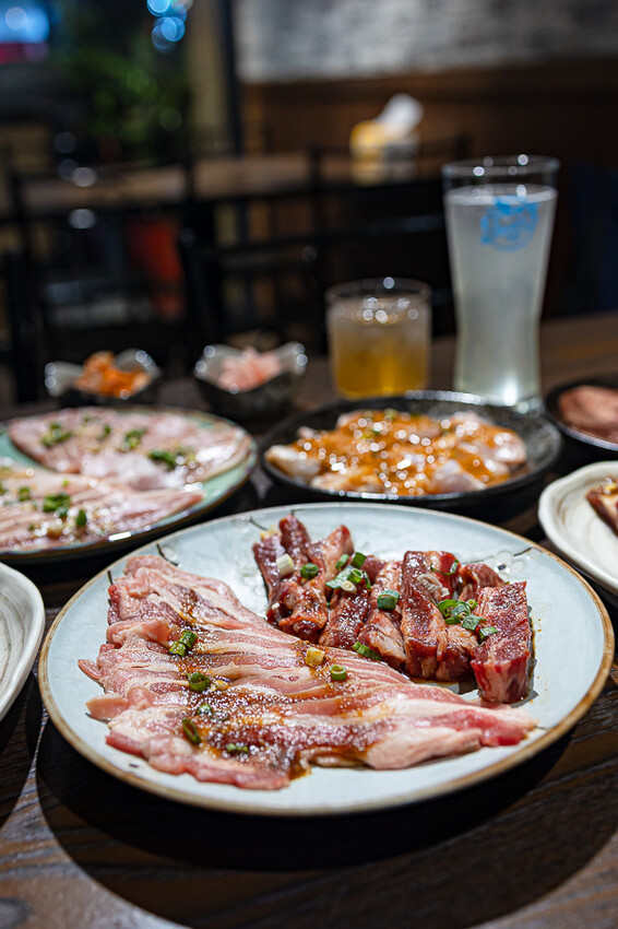 隱藏於在地生活圈內的精緻單點燒肉店,日式職人精神般手工精修去筋去油留下美味,精緻有用心的日式燒肉小店推薦