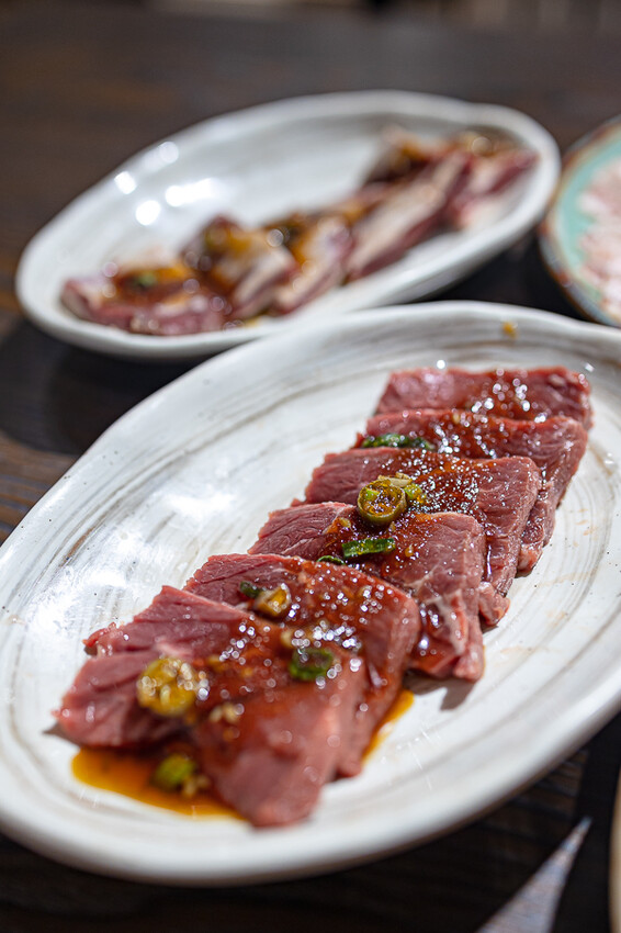 隱藏於在地生活圈內的精緻單點燒肉店,日式職人精神般手工精修去筋去油留下美味,精緻有用心的日式燒肉小店推薦