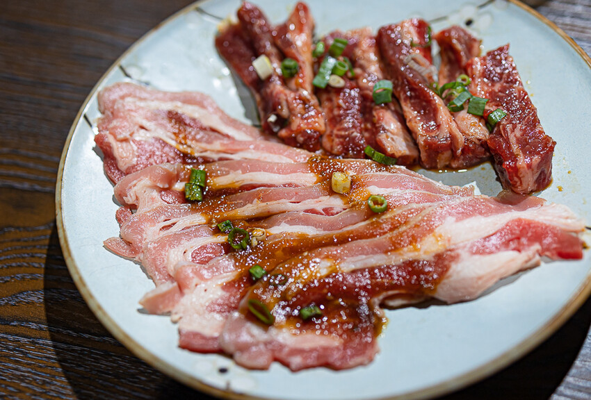 隱藏於在地生活圈內的精緻單點燒肉店,日式職人精神般手工精修去筋去油留下美味,精緻有用心的日式燒肉小店推薦